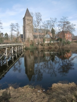 Rees : Stadtteil Mehr, über die Holzbrücke an der Kirchenrenne ( alter Rheinarm ) gelangt man zur kath. Pfarrkirche St. Vincentius